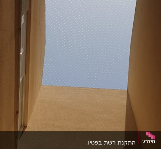 רשת למניעת כניסת יונים בין קירות בניין